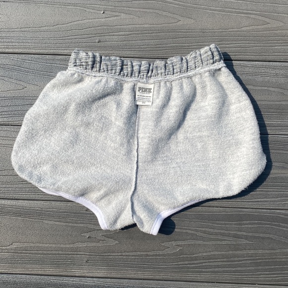 VS PINK 2.5” Curved Hem Sweat Varsity Shorts Heathered Gray Gradient Graphic XS - Picture 12 of 14